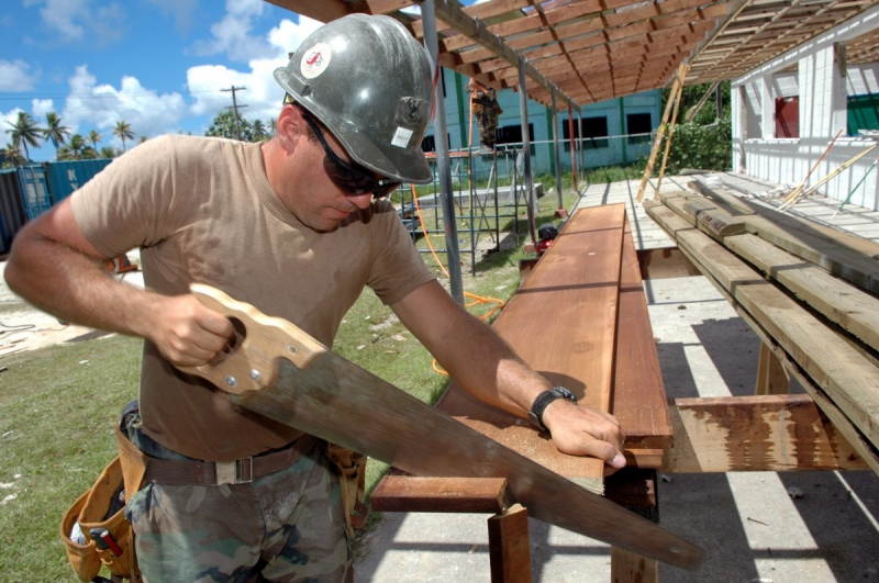 menuisier-LIEUCHE-min_worker_construction_building_carpenter_male_job_build_helmet-893290